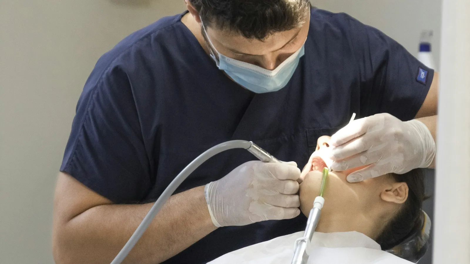 Dentista durante una exploración dental