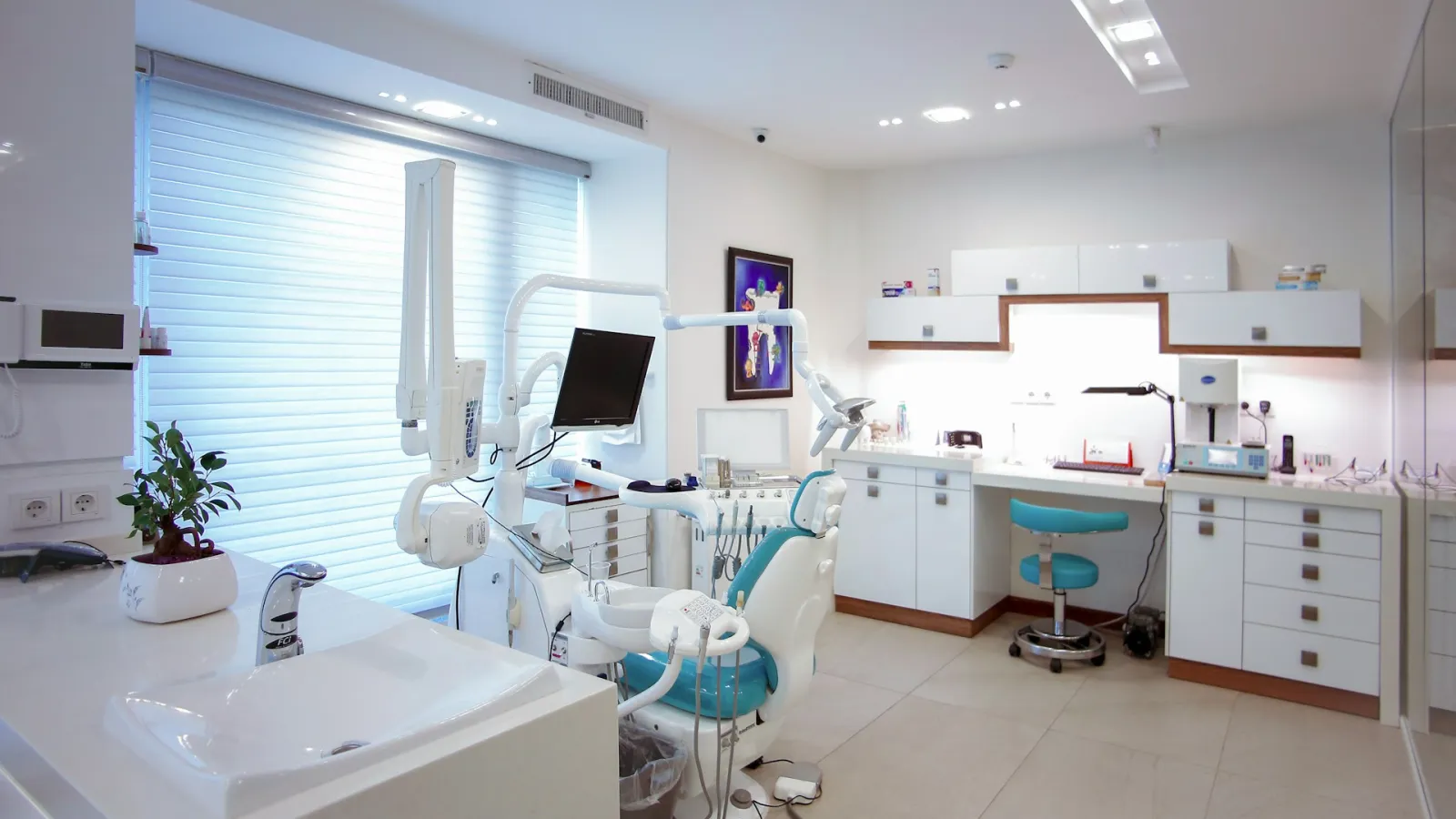 Gabinete dental con sillón e instrumental