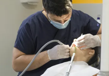 Dentista durante una exploración dental