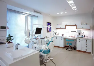 Gabinete dental con sillón e instrumental