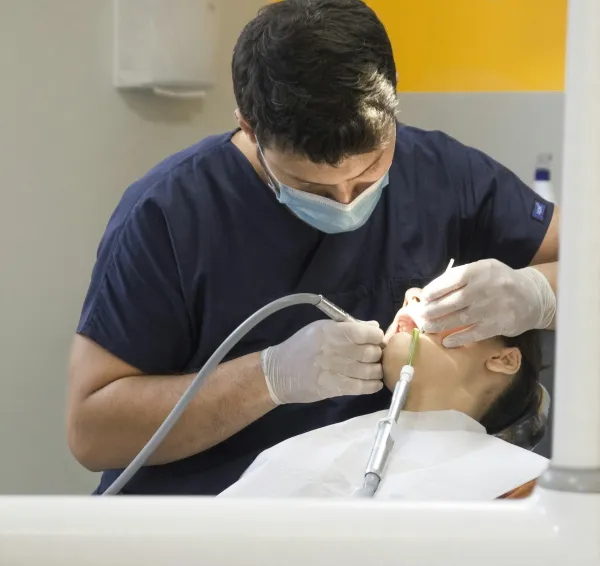 Dentista durante una exploración dental